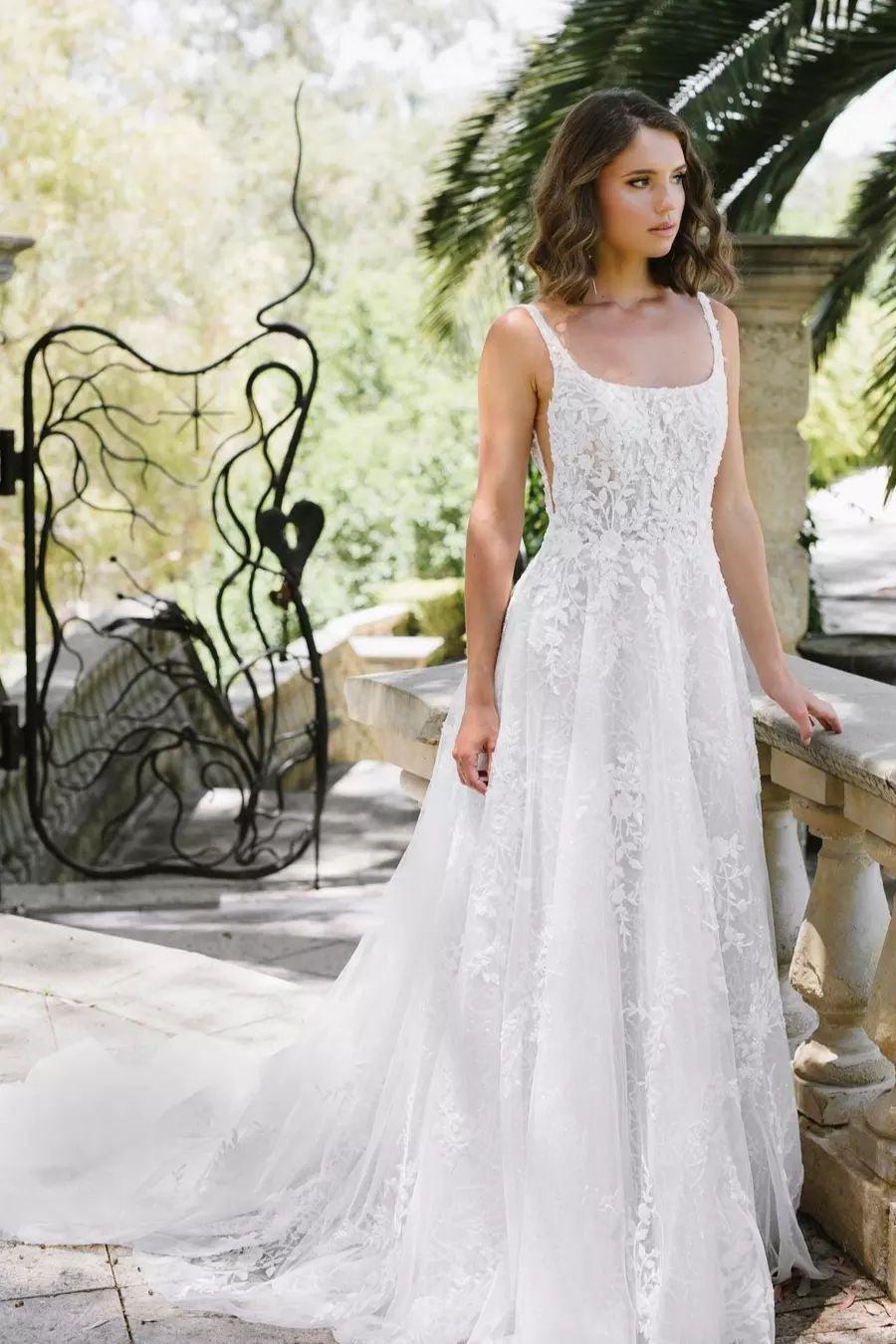 A Line Lace Scoop Sleeveless White Wedding Dress Long Bridal Gown With Appliques