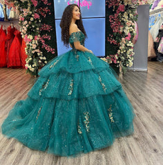 Ball Gown Off Shoulder Gold Appliques Beaded Tiered Ruffles Emerald Green Tulle Quinceanera Dress Formal Evening Party Gown For Sweet 16