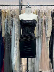Bodycon Scoop Neck Satin Short Homecoming Dress with Appliqeus