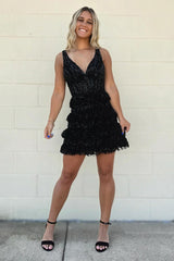Dressystars A-Line Black Homecoming Dress V-Neck Tiered Short Prom Dress with Lace