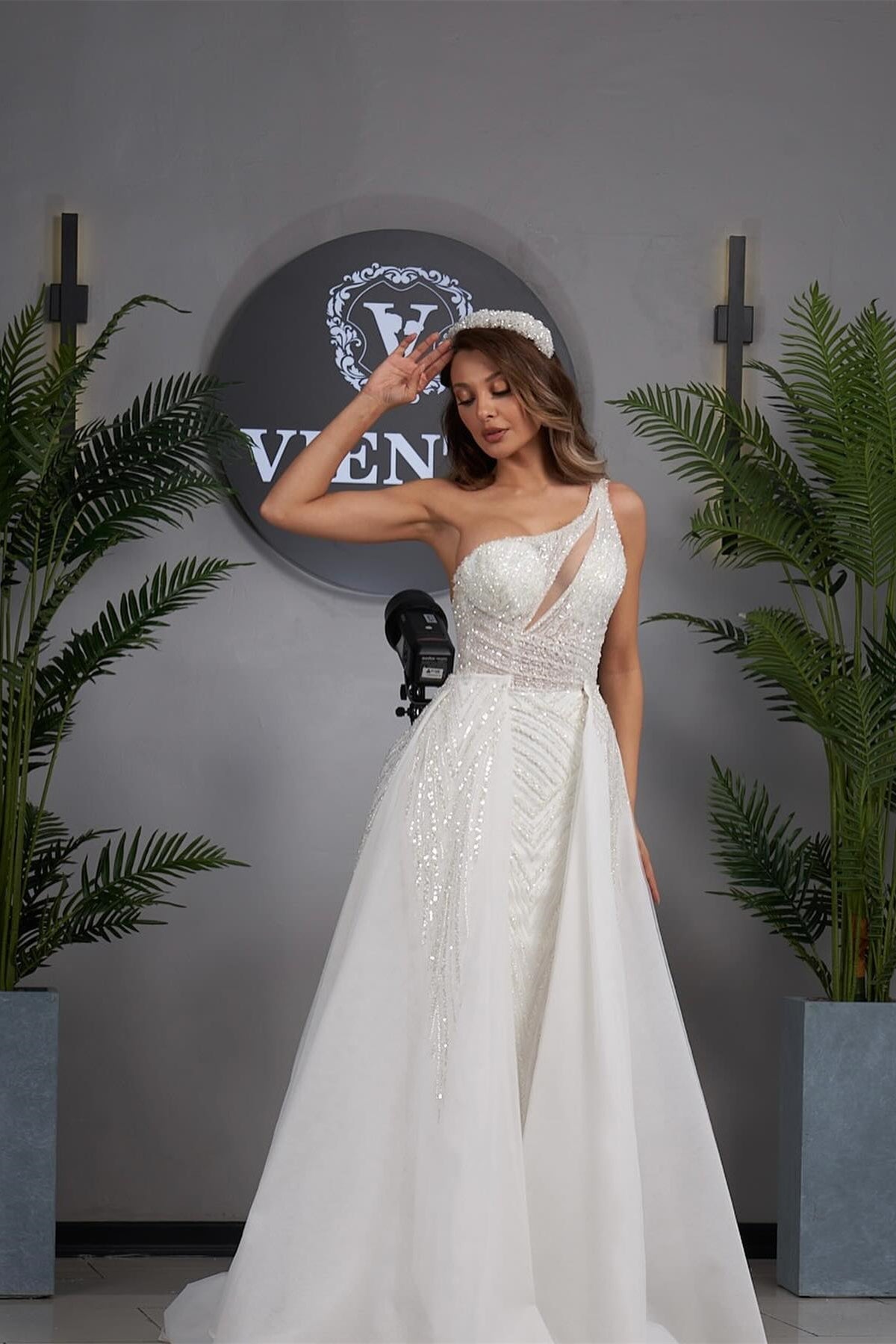 Dressystars A Line Wedding Dress One Shoulder Sleeveless Appliques Tulle Bridal Gown with Panel Train