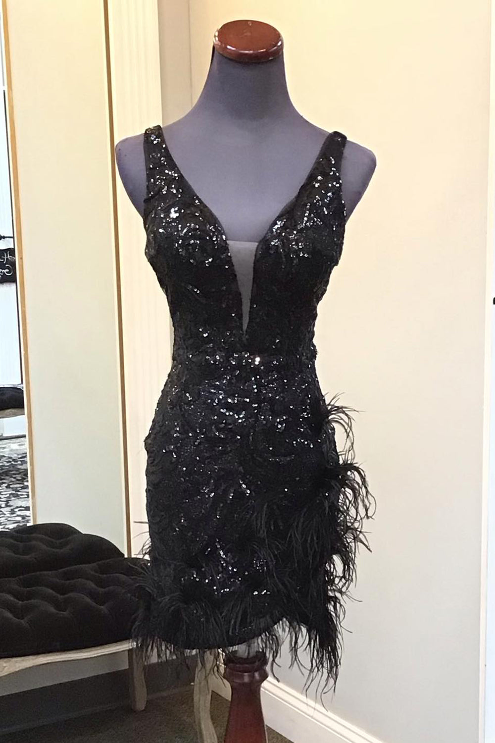 Dressystars Black Homecoming Dress Sequin V-Neck Backless Tight Short Prom Dress with Feathers