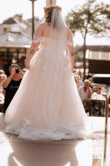 Dressystars Champagne Plus Size Wedding Dress A Line Off the Shoulder Bridal Gown with Lace Appliques