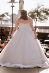 Dressystars Plus Size Wedding Dress Scoop Neck Long Sleeve A Line Bridal Gown with Lace