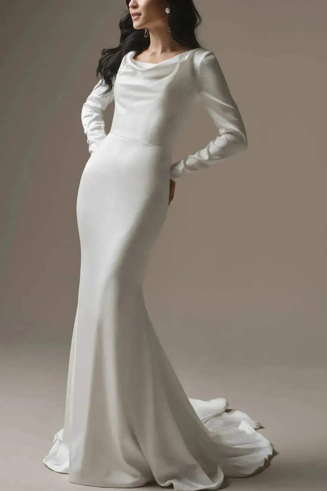 Dressystars Trumpet Mermaid Scoop Neck Long Sleeves Court Train Crepe Satin Wedding Dress with Beading