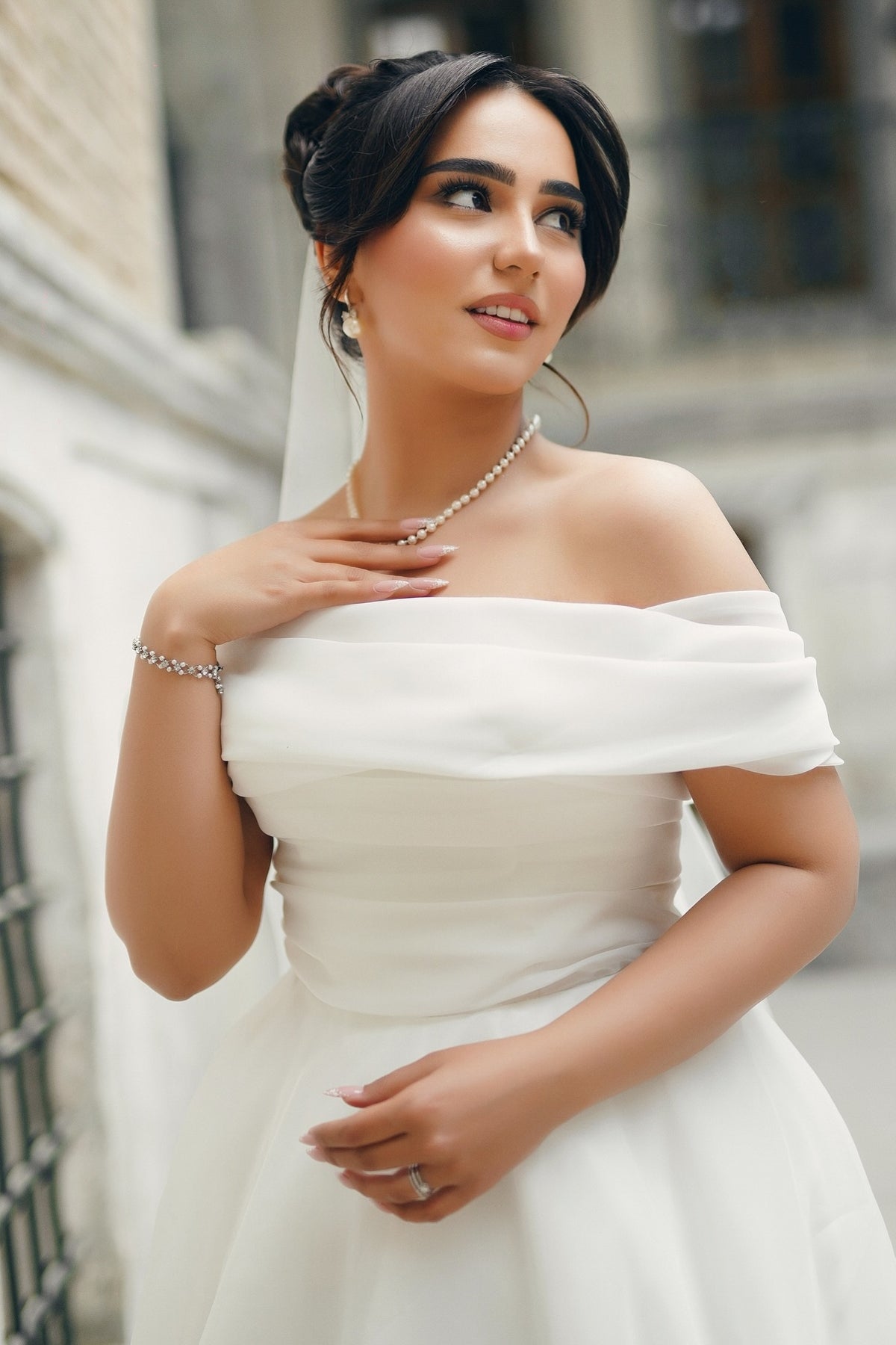 Dressystars White Wedding Dress A Line Strapless Off The Shoulder Sleeveless Chiffon Bridal Gown With Ruffles