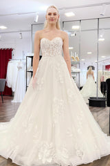 Dressystars White Wedding Dress A Line Sweetheart Sleeveless Embroidery Sweep Train Backless Tulle Bridal Gown