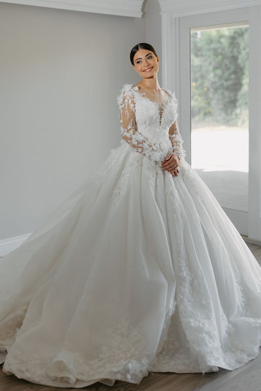Dressystars White Wedding Dress Ball Gown V Neck Sleeves Cathedral Train Lace Bridal Gown With Appliques