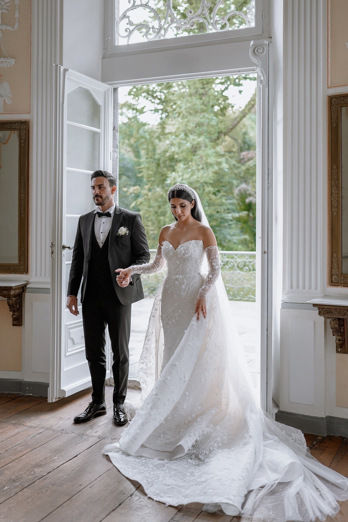 Dressystars White Wedding Dress Column Sweetheart Sleeveless Lace Beaded Bridal Gown With Detachable Train