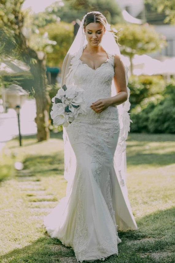 Dressystars White Wedding Dress Mermaid V Neck Sleeveless Beaded Sweep Train Tulle Bridal Gown With Appliques