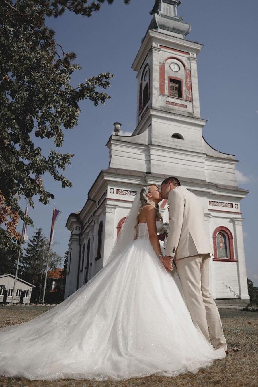 Dressystars White Wedding Dress Sweetheart Ball Gown Beaded Sleeveless Cathedral Train Tulle Bridal Gown