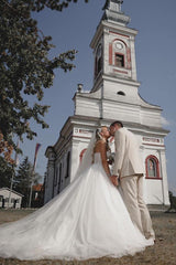 Dressystars White Wedding Dress Sweetheart Ball Gown Beaded Sleeveless Cathedral Train Tulle Bridal Gown