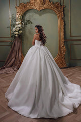 Dressystars White Wedding Dress Sweetheart Sleeveless Beaded Ball Gown Chapel Train Lace Bridal Gown With Appliques