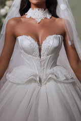 Dressystars White Wedding Dress Sweetheart Sleeveless Beaded Ball Gown Chapel Train Lace Bridal Gown With Appliques