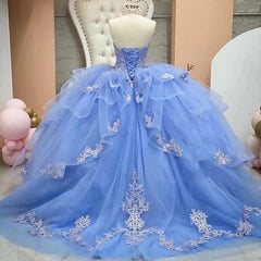 Elegant Ball Gown Strapless Sleeveless Tiered Lace Appliques Light Blue Tulle Quinceanera Dress For Sweet 16