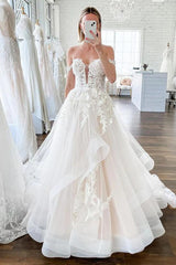 Elegant Lace/Tulle Wedding Dress With Cascading Ruffles/Appliques Lace