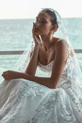 Dressystars Spaghetti Straps Wedding Dress A Line Bridal Gown with Beaded Lace Appliques