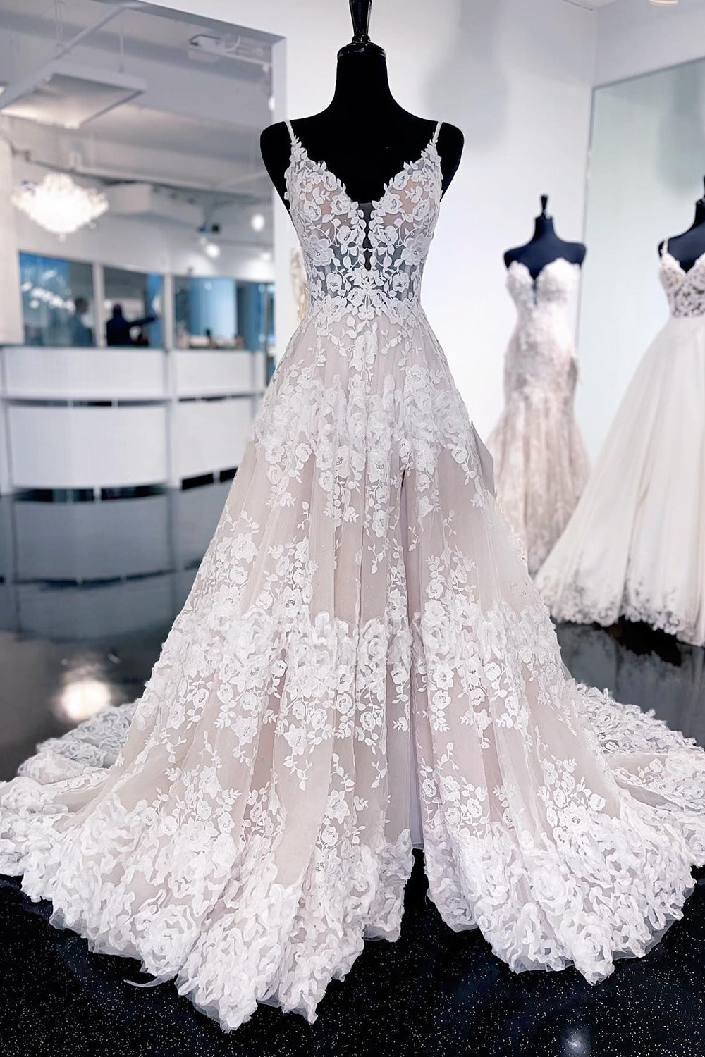 Dressystars Women Wedding Dress Timeless Ivory Lace A-Line Long Bridal Dress with Sweep Train Dressystars Women Wedding Dress Timeless Ivory Lace A-Line Long Bridal Dress with Sweep Train