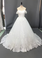 Vintage Ball Gown Wedding Dress Off The Shoulder Short Sleeves Tulle Lace Court Train