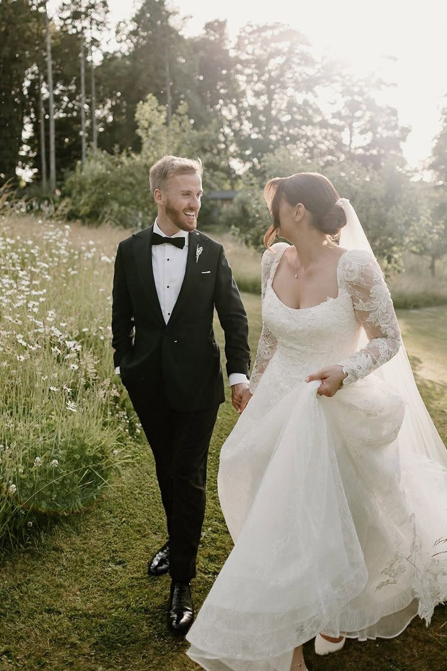 White Tulle A-Line Wedding Dress with Scoop Neck and Lace Appliques