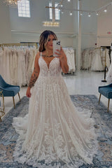 White Wedding Dress Lace A Line V Neck Spaghetti Strap Sleeveless Backless Sweep Train Tulle Bridal Gown With Appliques