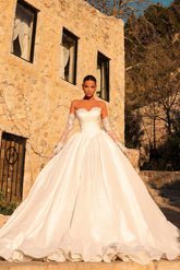 White Wedding Dress Sweetheart Ball Gown Sleeveless Floor Length Satin Bridal Gown With Lace