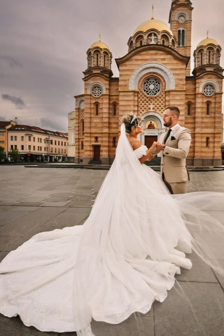 White Wedding Dress Sweetheart Off The Shoulder Ball Gown Beaded Lace Sleeveless Cathedral Train Tulle Bridal Gown