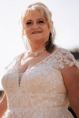 Dressystars Plus Size Wedding Dress A Line Cap Sleeve Bridal Gown with Lace Appliques