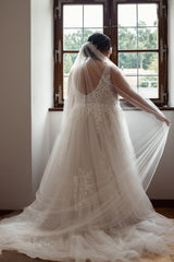 Dressystars Plus Size Beach Wedding Dress V Neck A Line Tulle Bridal Gown with Lace Appliques