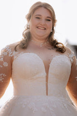 Dressystars Plus Size Wedding Dress Scoop Neck Long Sleeve A Line Bridal Gown with Lace