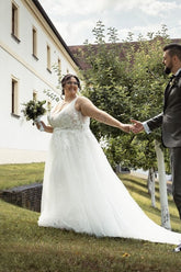 Dressystars Plus Size Beach Wedding Dress V Neck A Line Tulle Bridal Gown with Lace Appliques