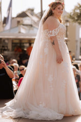Dressystars Champagne Plus Size Wedding Dress A Line Off the Shoulder Bridal Gown with Lace Appliques