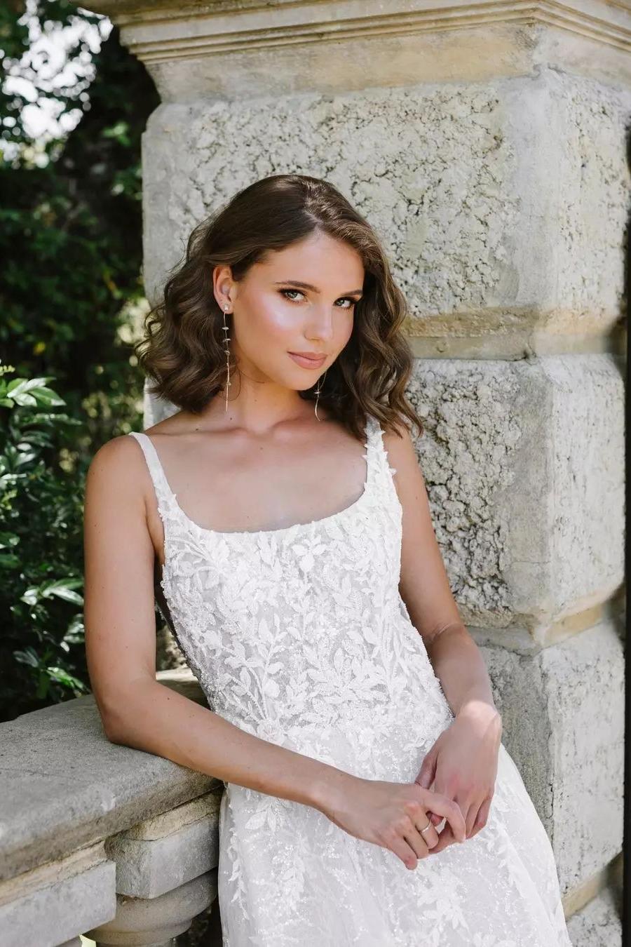 A Line Lace Scoop Sleeveless White Wedding Dress Long Bridal Gown With Appliques