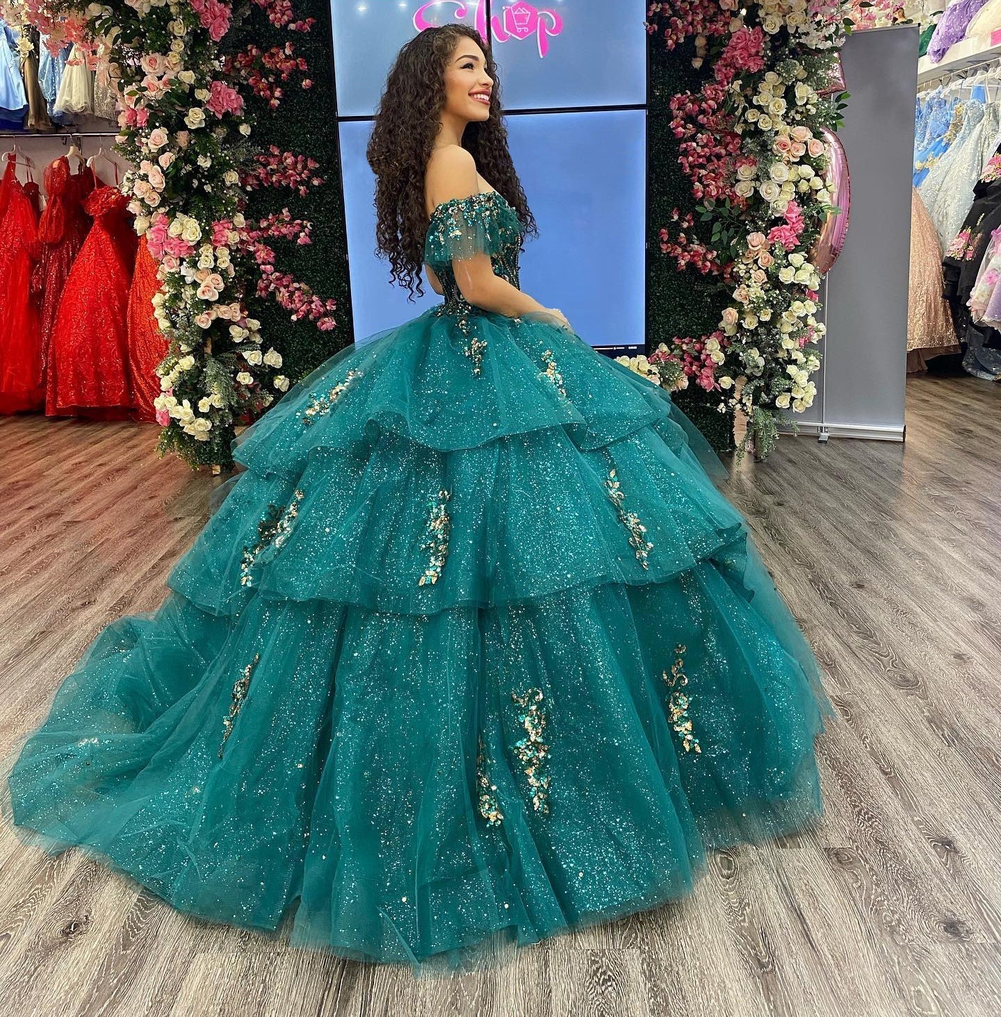 Ball Gown Off Shoulder Gold Appliques Beaded Tiered Ruffles Emerald Green Tulle Quinceanera Dress Formal Evening Party Gown For Sweet 16