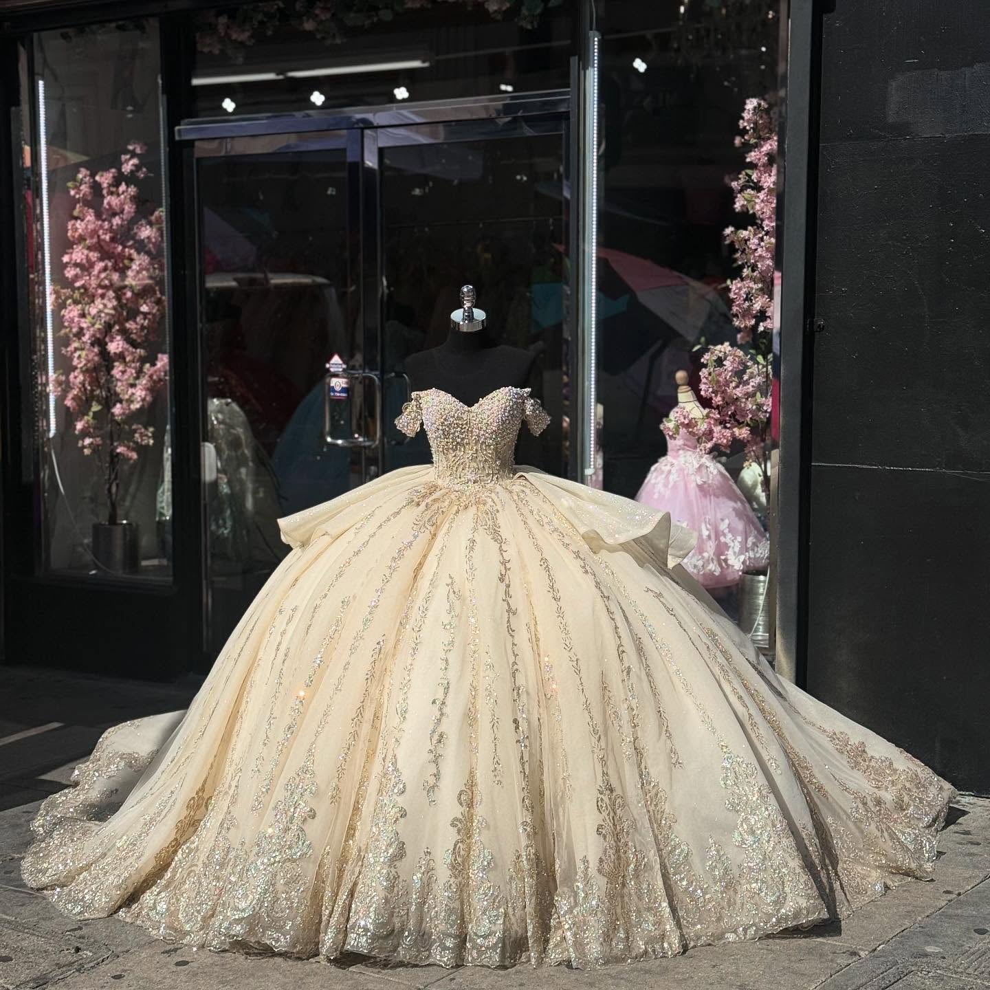 Ball Gown Off Shoulder Sleeveless Beaded Gold Appliques Bow Knots Champagne Tulle Quinceanera Dress Birthday Party Dress Evening Formal Gown For Sweet 16