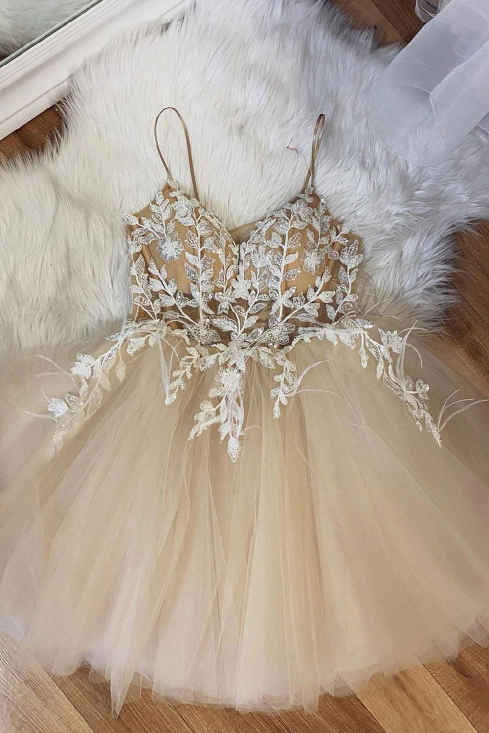Beige Spaghetti Straps Cocktail Dresses With Appliques