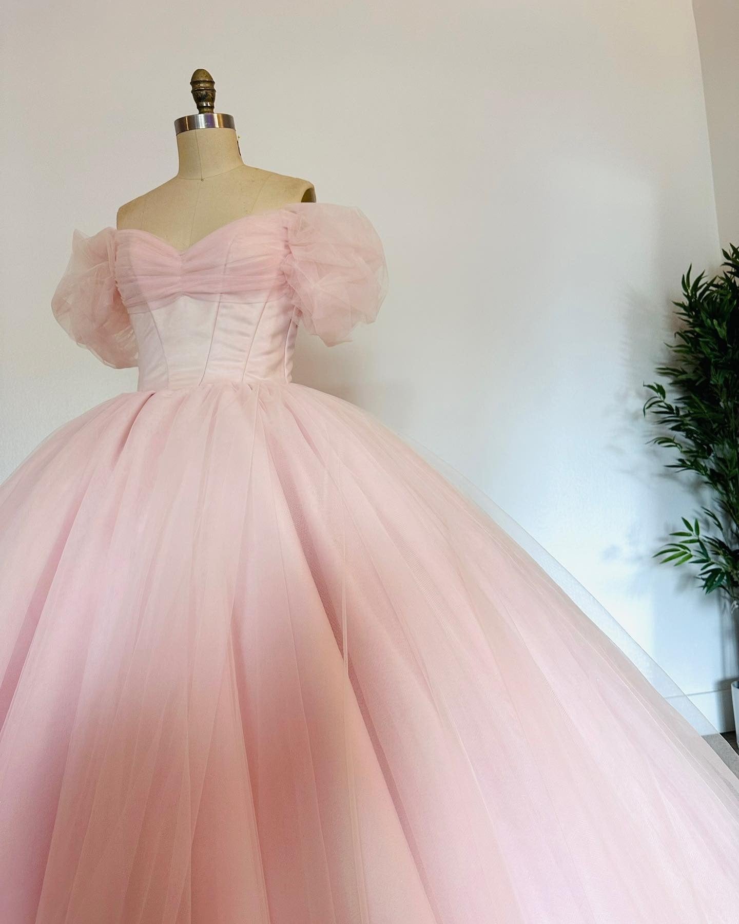 Cute Ball Gown Off Shoulder Puff Sleeves Pink Tulle Princess Gown Quinceanera Dress For Sweet 16