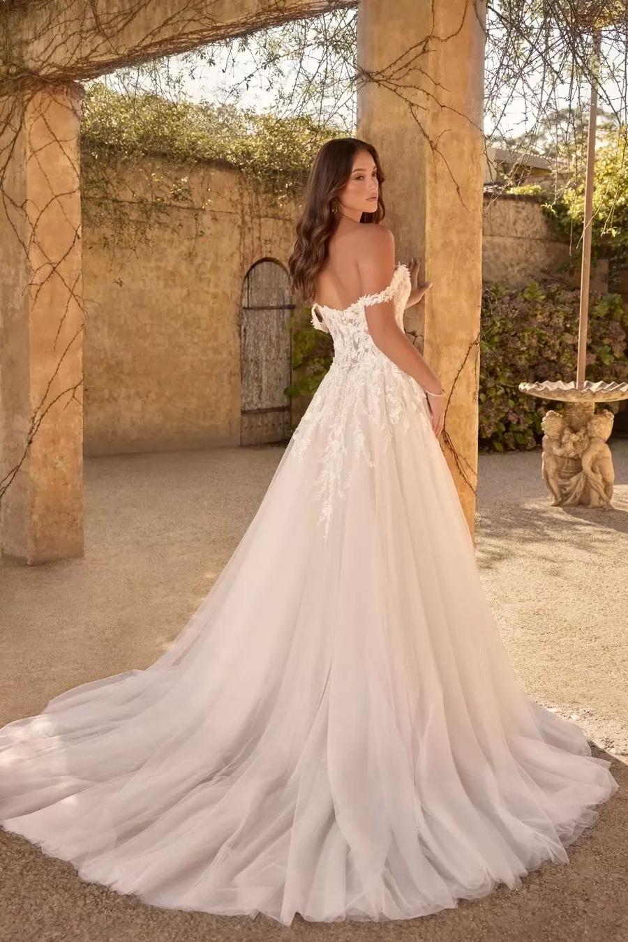 Dressystars A Line Lace Sweetheart Sleeveless White Wedding Dress Bridal Gown With Appliques Split