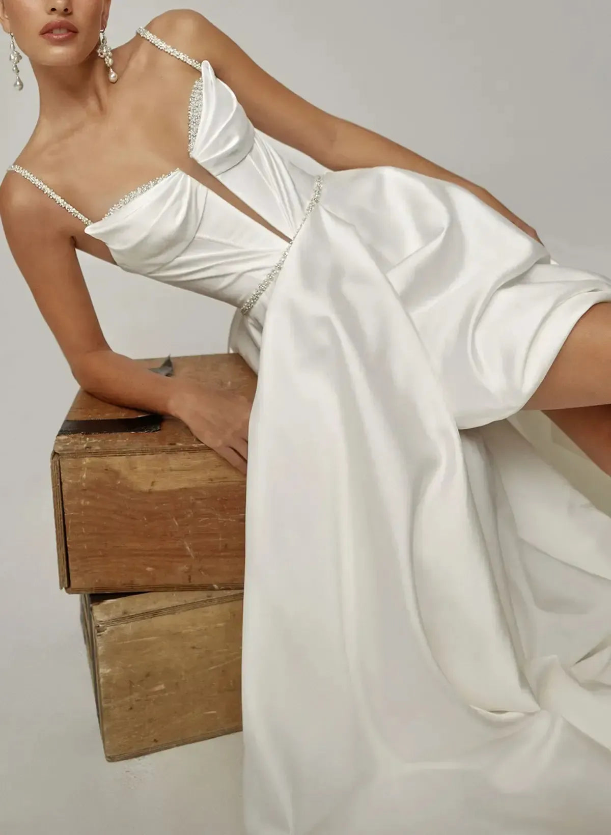 Dressystars A Line Sweetheart Sleeveless Chapel Train Satin Wedding Dress with Pockets