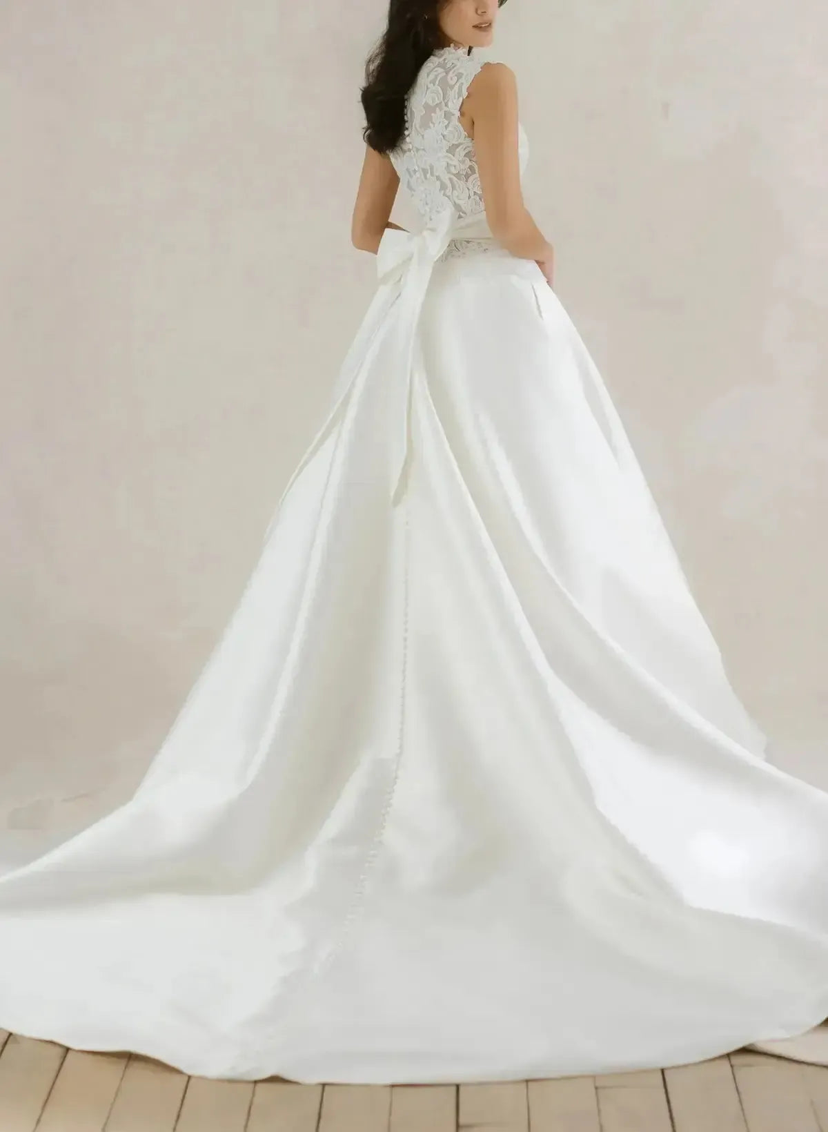 Dressystars Ball Gown High Neck Sleeveless Chapel Train Lace Wedding Dress with Bow and Pockets