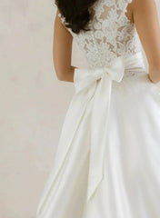 Dressystars Ball Gown High Neck Sleeveless Chapel Train Lace Wedding Dress with Bow and Pockets