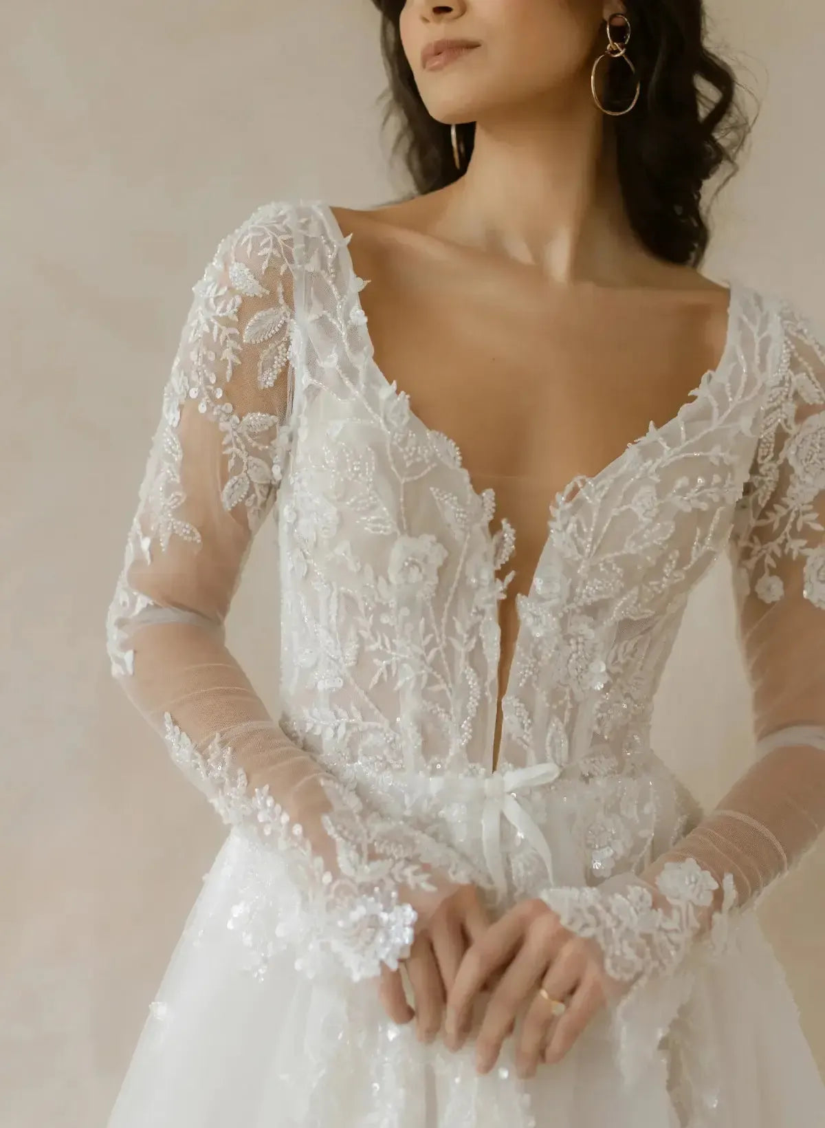 Dressystars Ball Gown Plunge Neck Long Sleeves Sweep Train Lace Organza Wedding Dress with Beading