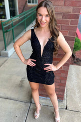 Dressystars Black Homecoming Dress V-Neck Backless Tight Short Prom Dress with Lace