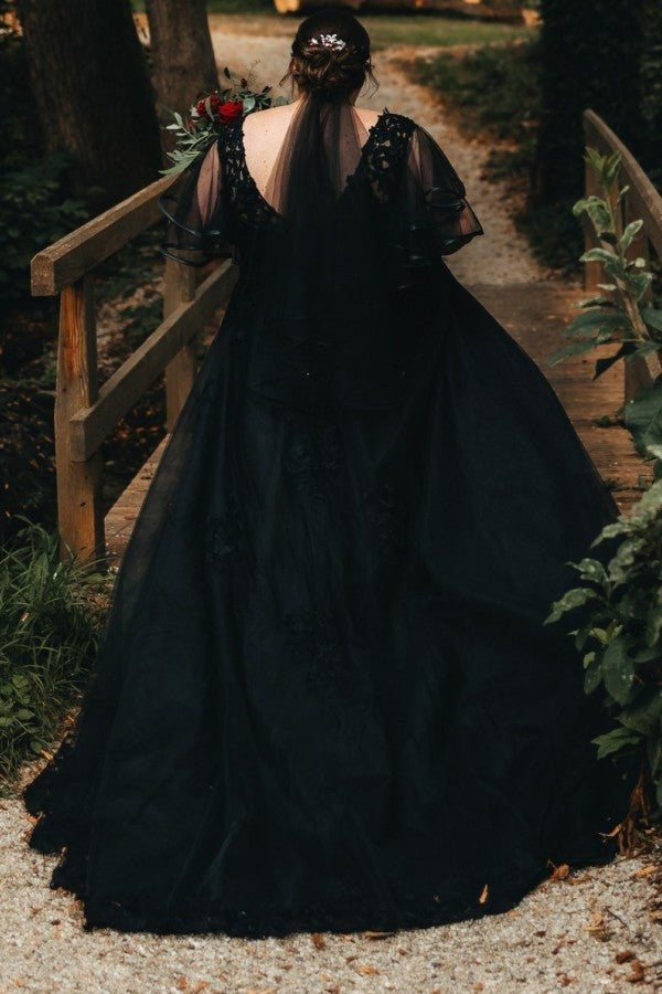 Dressystars Black Plus Size Wedding Dress Short Sleeve A Line V Neck Bridal Gown with Lace Appliques
