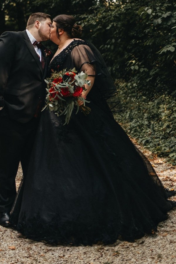 Dressystars Black Plus Size Wedding Dress Short Sleeve A Line V Neck Bridal Gown with Lace Appliques