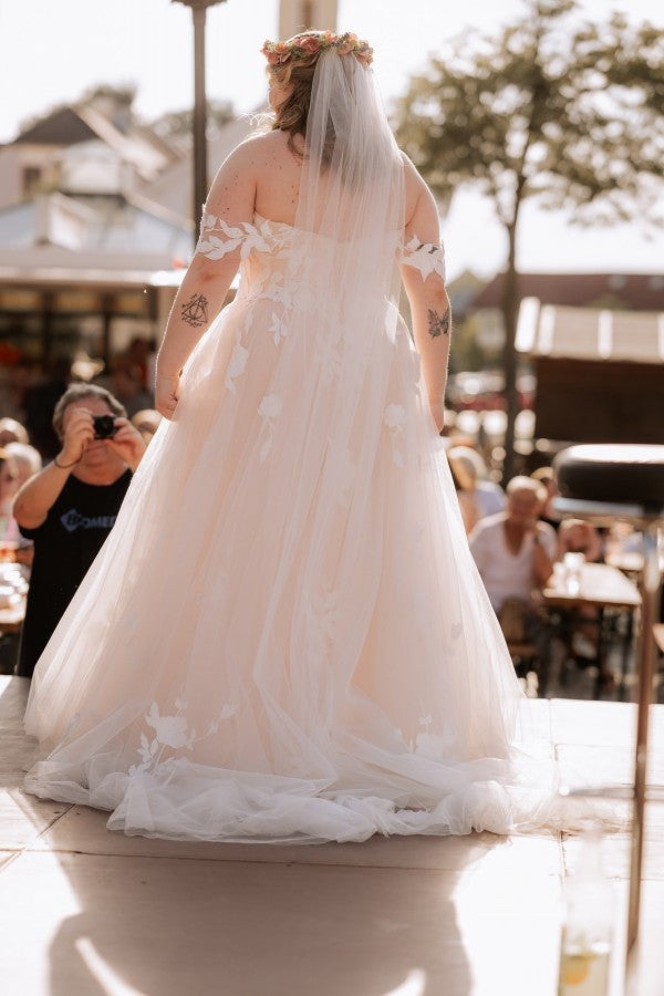 Dressystars Champagne Plus Size Wedding Dress A Line Off the Shoulder Bridal Gown with Lace Appliques