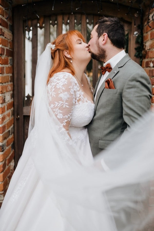 Dressystars Long Sleeve Plus Size Wedding Dress V Neck A Line Bridal Gown with Lace