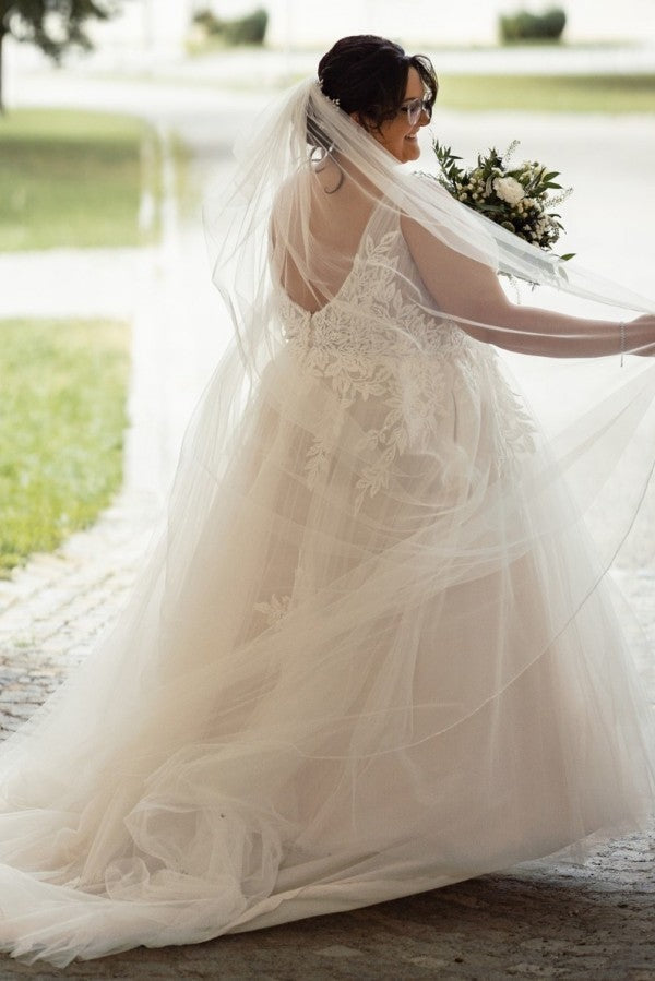 Dressystars Plus Size Beach Wedding Dress V Neck A Line Tulle Bridal Gown with Lace Appliques