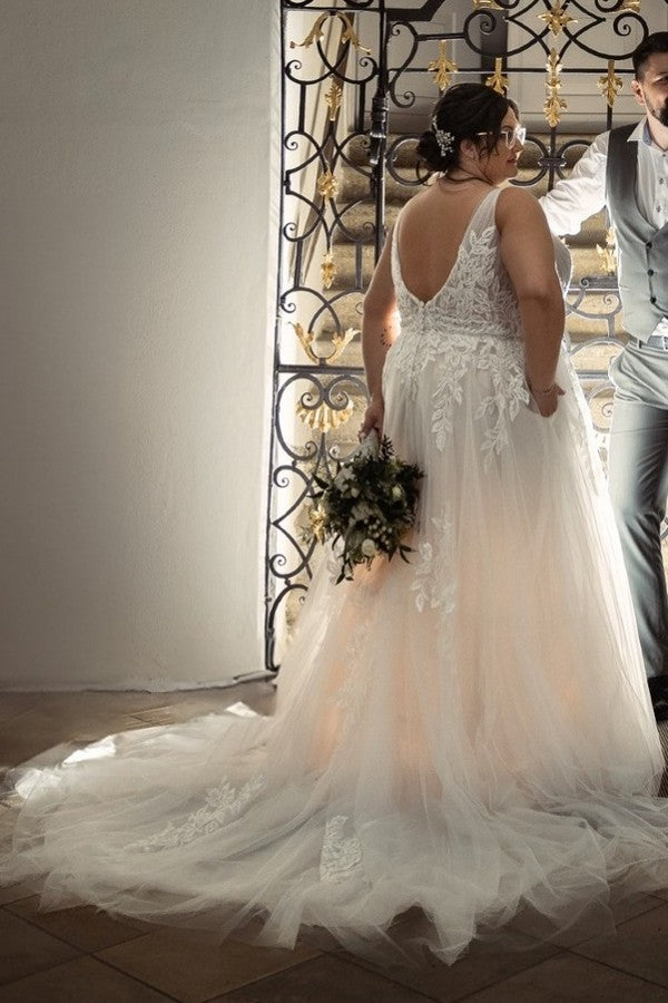 Dressystars Plus Size Beach Wedding Dress V Neck A Line Tulle Bridal Gown with Lace Appliques