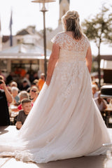 Dressystars Plus Size Wedding Dress A Line Cap Sleeve Bridal Gown with Lace Appliques